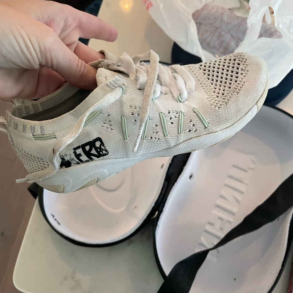 Nfinity flyte cheer shoe